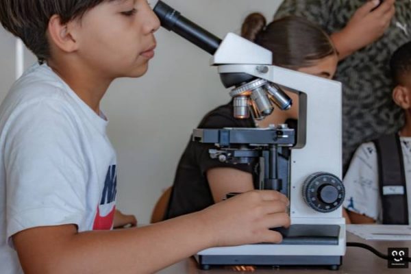 Pix'Elles-et-sciences-centre-social-beaubreuil-limoges-2023-microscope