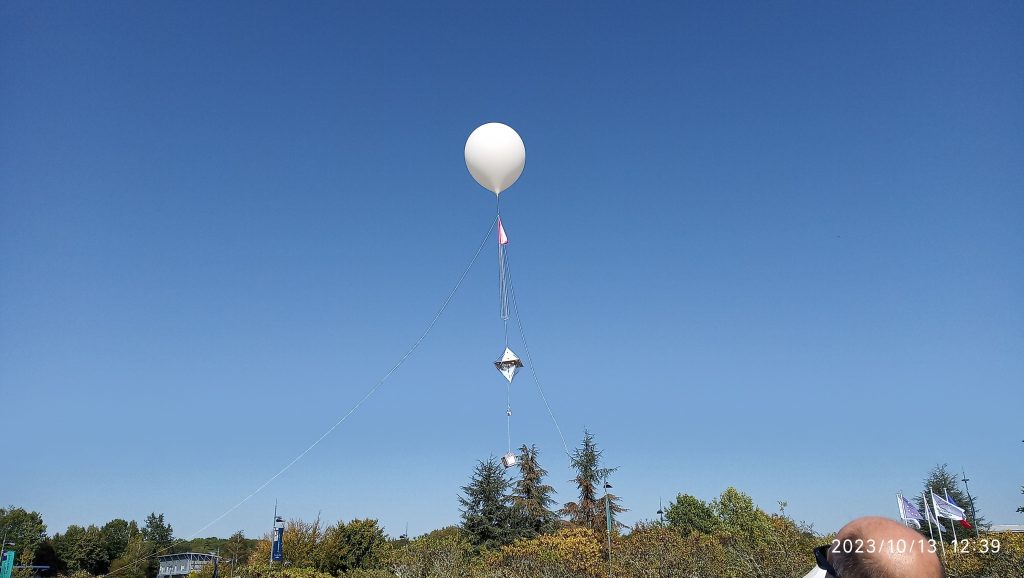 lâcher de ballon stratosphérique sur l'esplanade d'Ester Technopole à Limoges