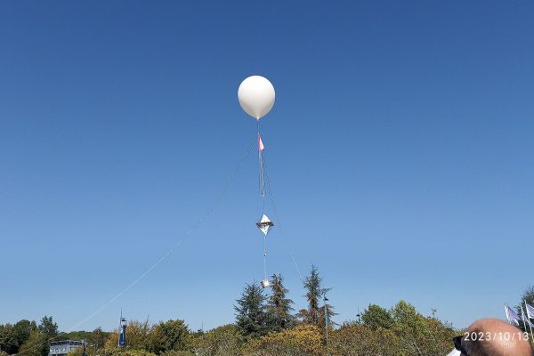 lâcher de ballon stratosphérique sur l'esplanade d'Ester Technopole à Limoges