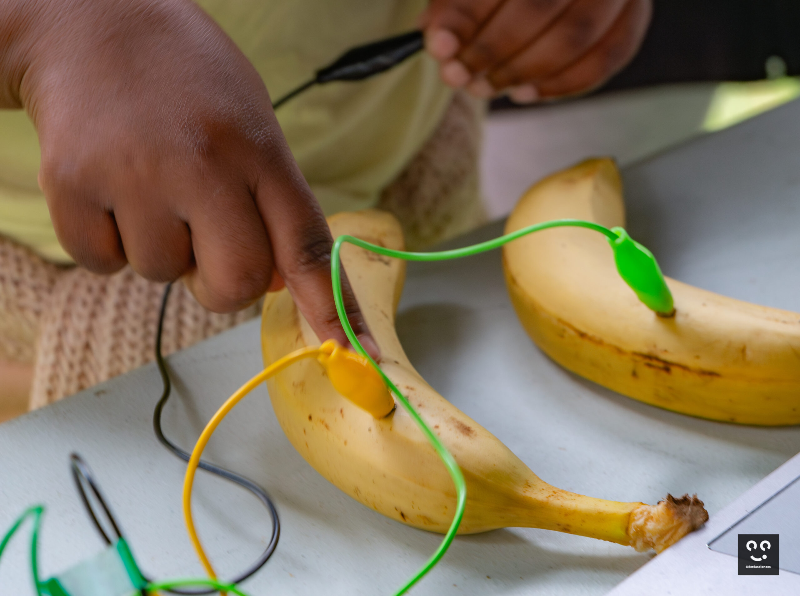 Quartier-ete-electricite-courant-passe-stand-chapeau-magique-2024-19